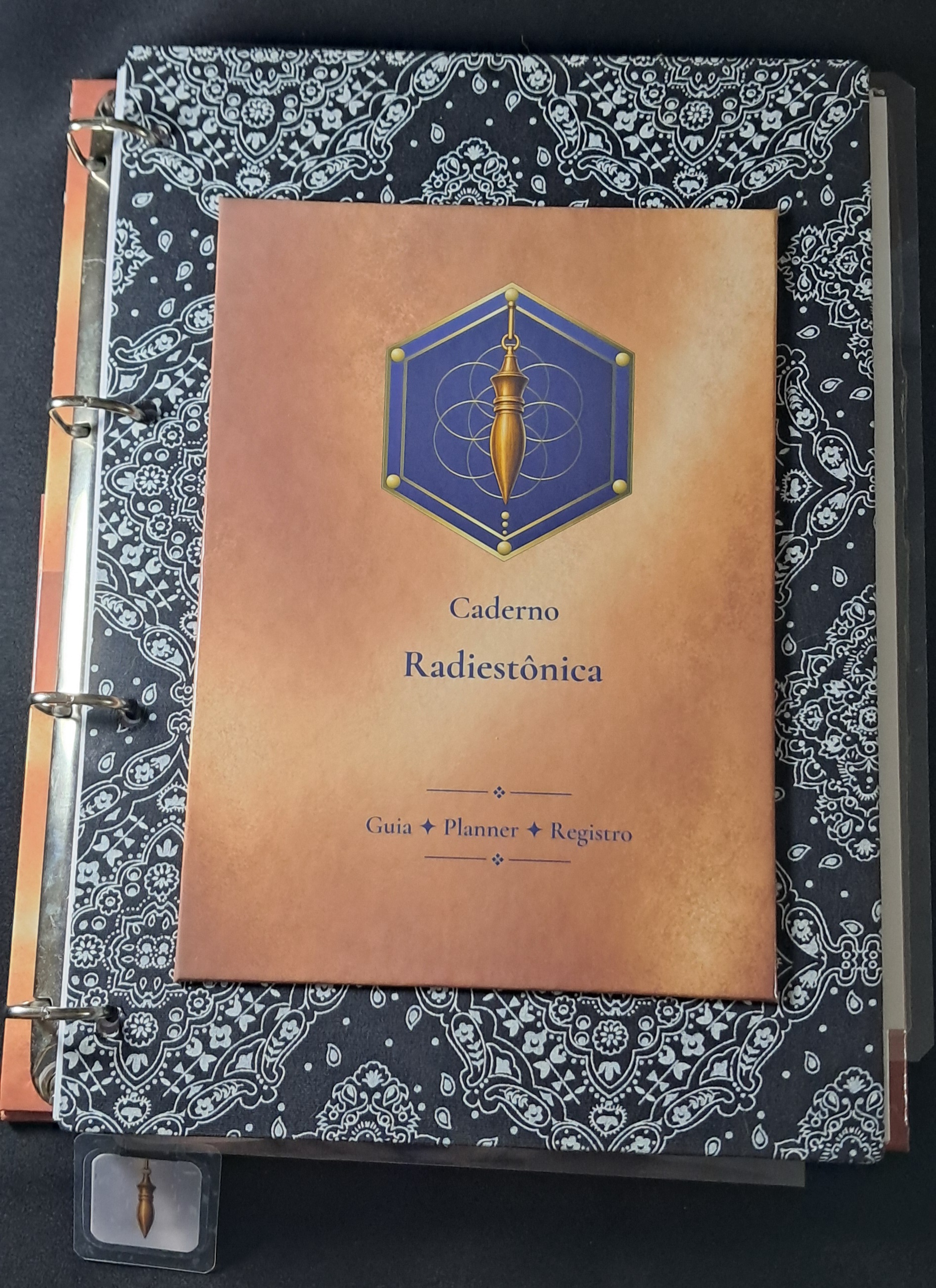 Fichário A4 do Caderno Radiestônica com capa em tecido preto estampado e capa interna dourada