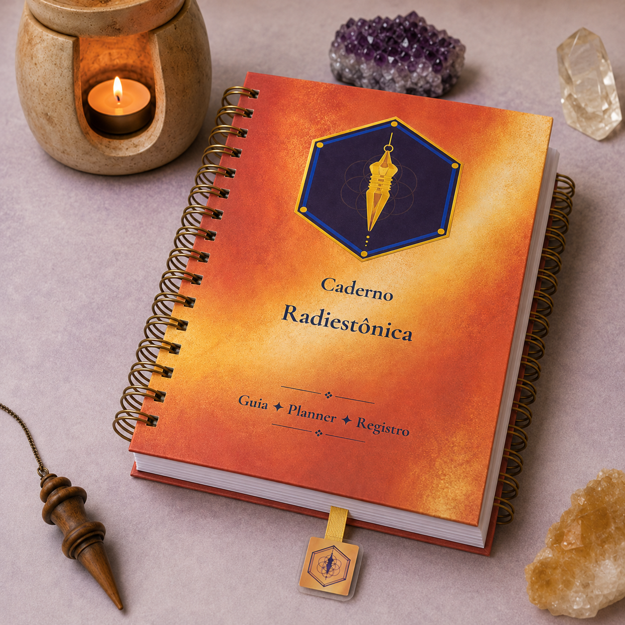 Caderno Radiestônica artesanal com capa dourada, pêndulo e cristais